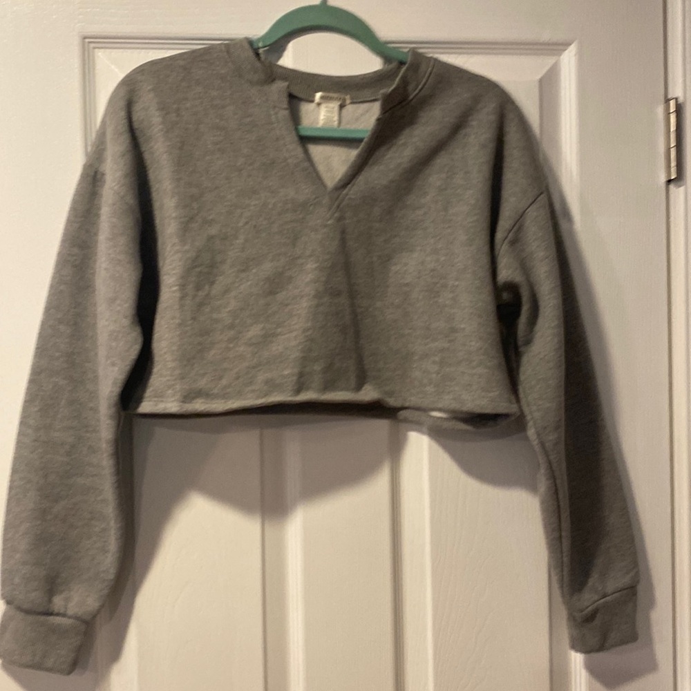 Cropped sweatshirt v neck